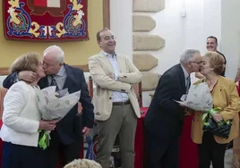 El alcalde sonríe mientras las dos parejas se besan; a la izquierda la de las bodas de oro (51 años) y a la derecha las de diamante (60 años).