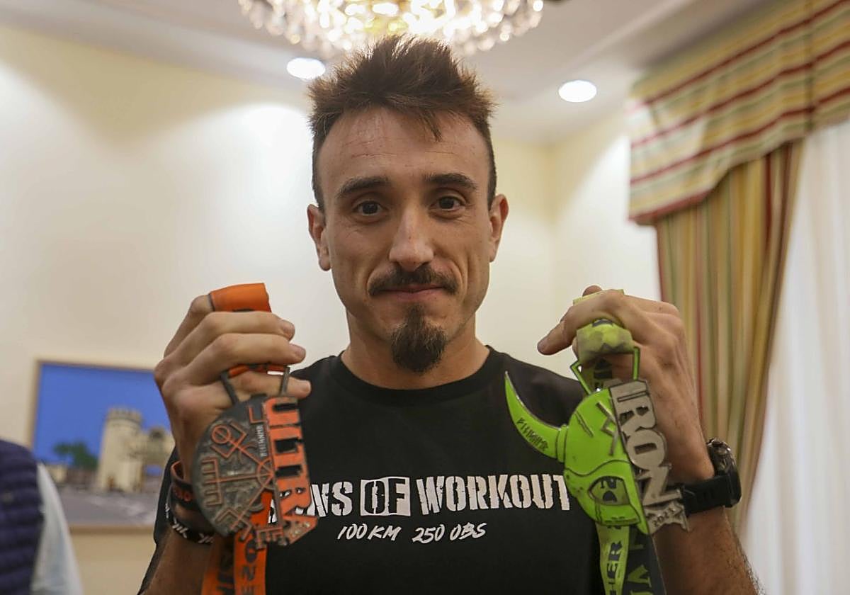 Antonio Rubio Crespo, enseñando las dos medallas de Amsterdam.