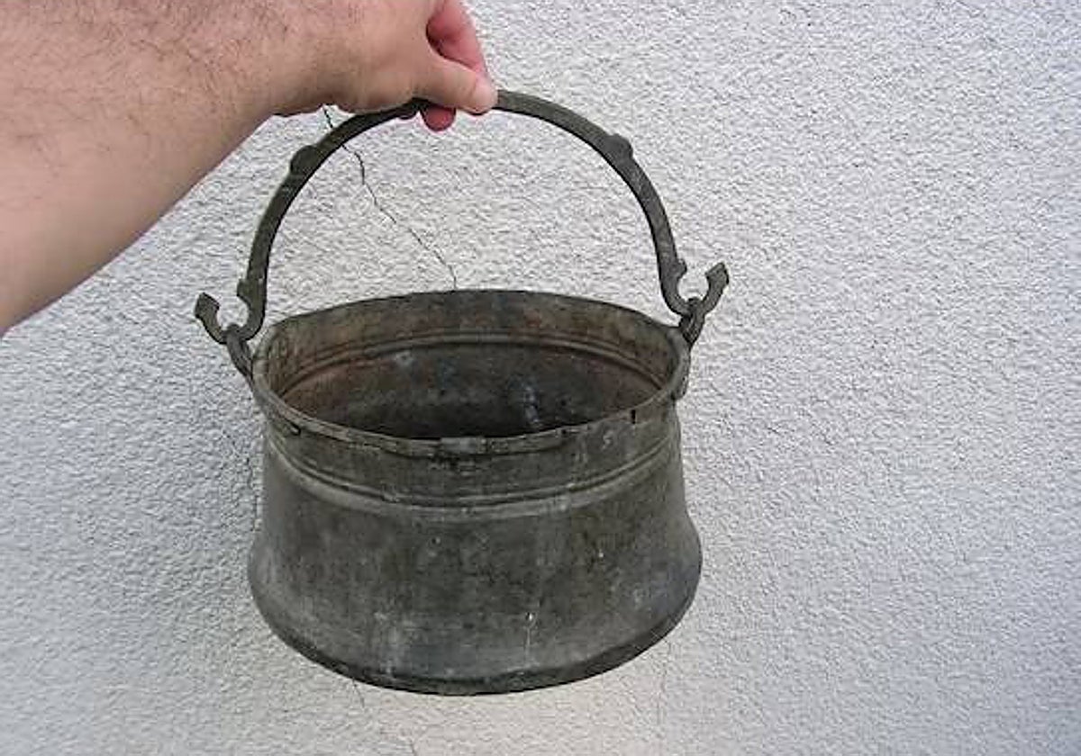 Un caldero antiguo como el que se usó en el crimen.