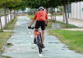Un ciclista circula por un carril bici inconexo, lo que le obliga a continuar por la acera.