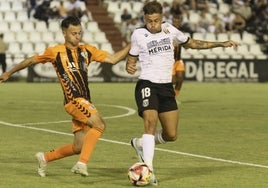 Padilla conduce un balón en el choque ante el Antequera.