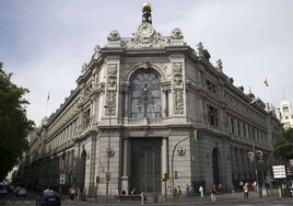 Ciudadanos ante la sede del Banco de España en Madrid.