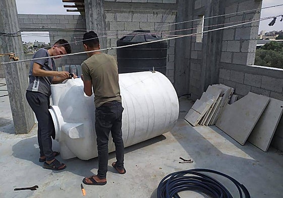 Instalación de uno de los depósitos que forman parte del proyecto del Colegio de Médicos y Confines.