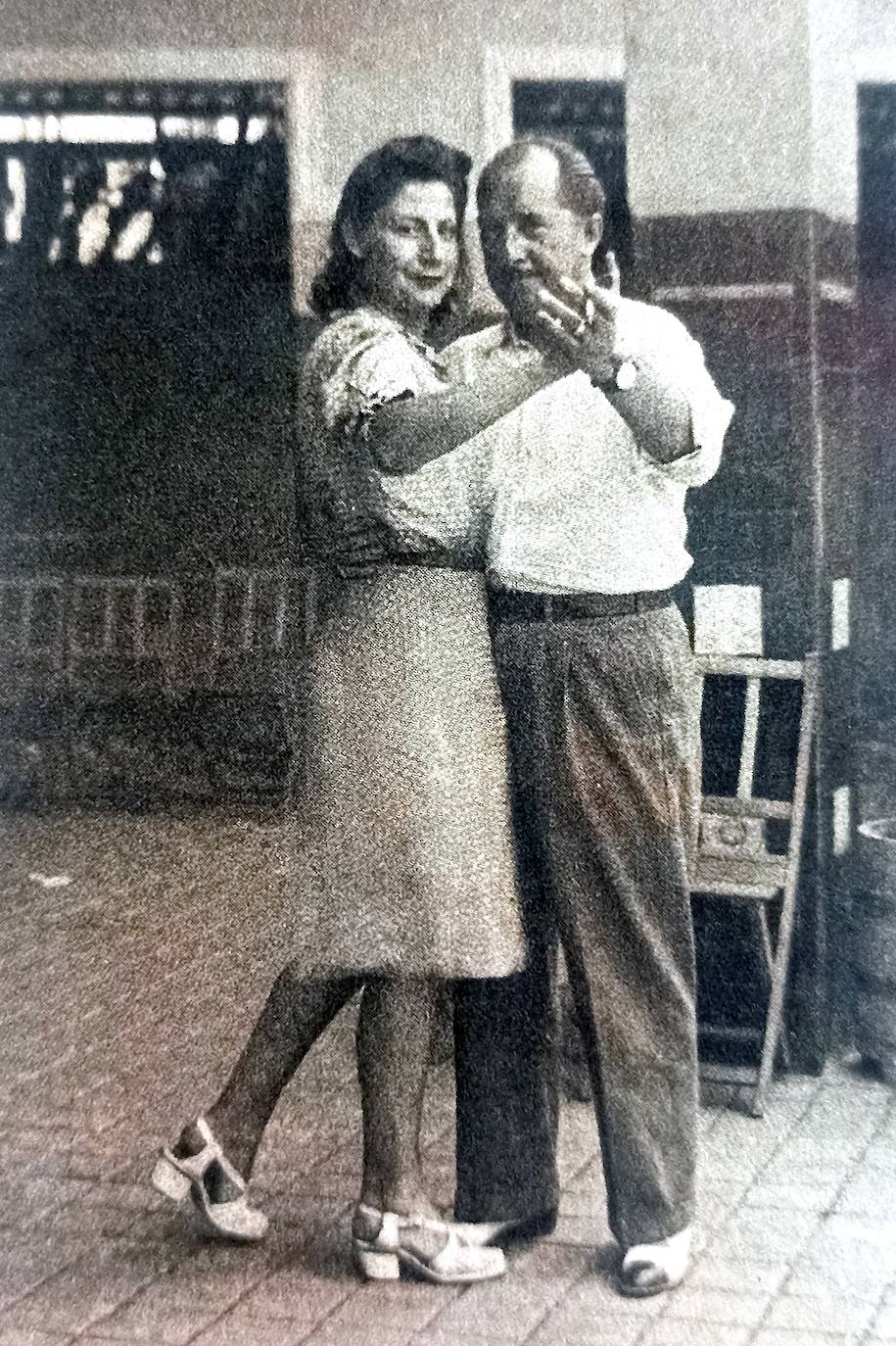 Bailando con un compañero de la revista ‘Flechas y Pelayos’ en 1942.