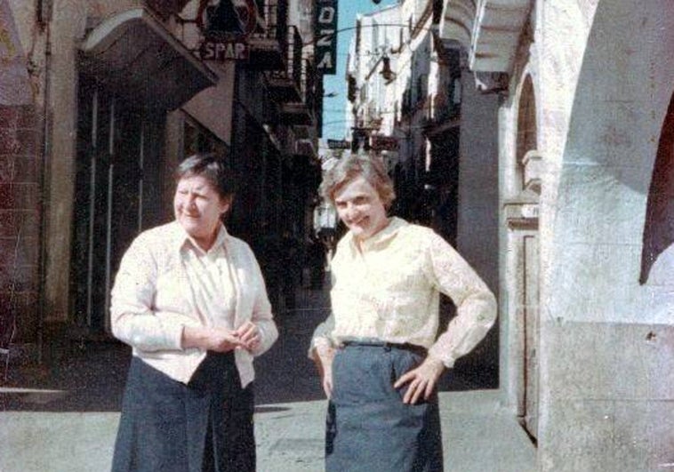 Gloria Fuertes y su pareja Phyllis Turnbull en la Plaza Mayor de Cáceres, de fondo la calle Pintores.