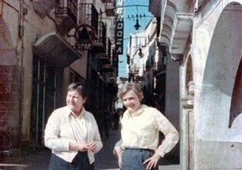 Gloria Fuertes y su pareja Phyllis Turnbull en la Plaza Mayor de Cáceres, de fondo la calle Pintores.