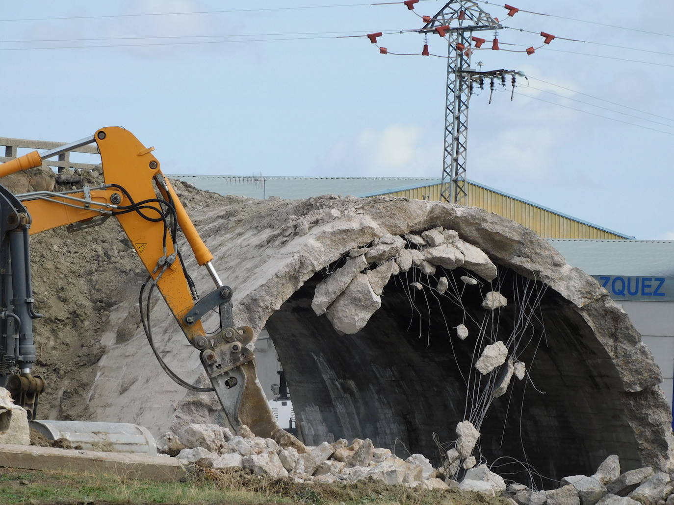 Así ha sido la demolición del puente de la N-V, en Navalmoral