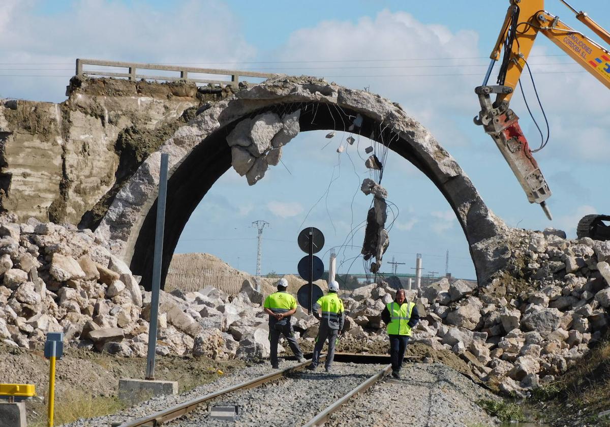 Así ha sido la demolición del puente de la N-V, en Navalmoral