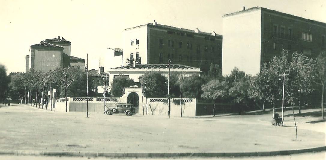 Postal de la Plaza de Colón hace alrededor de cien años.