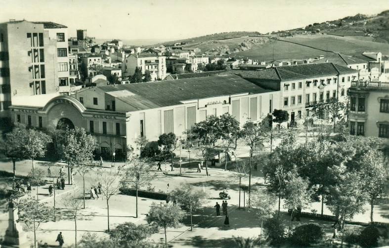 La avenida de la Virgen de la Montaña entre el cine Norba y el Chalet de los Málaga, en los años 50 o principios de los 60.