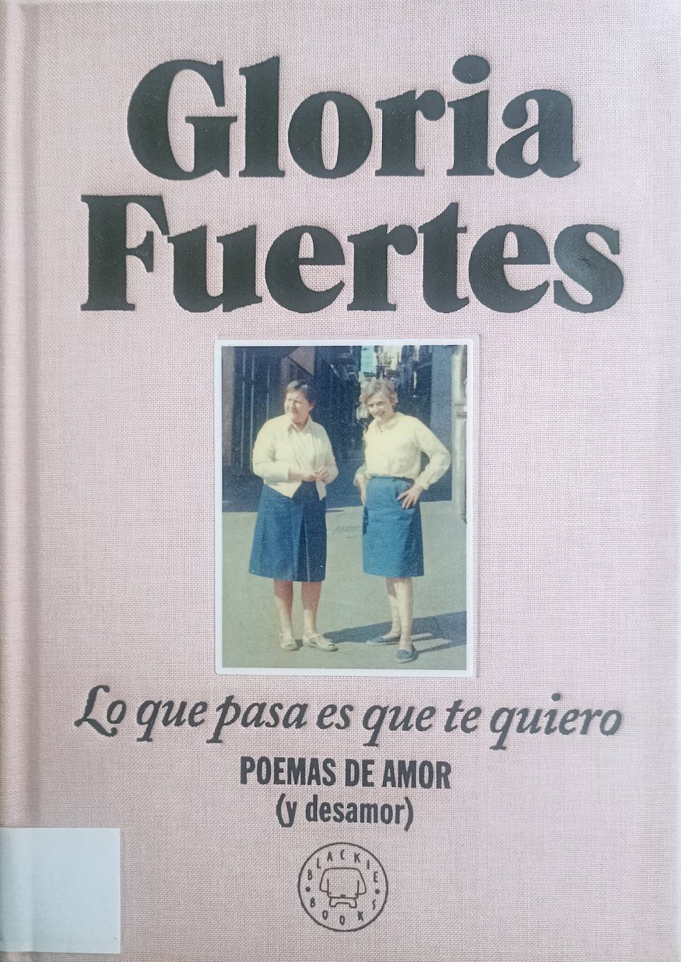 La foto de Cáceres en la portada del libro de Gloria Fuertes ‘Lo que pasa es que te quiero. Poemas de amor (y desamor)’ (2023).