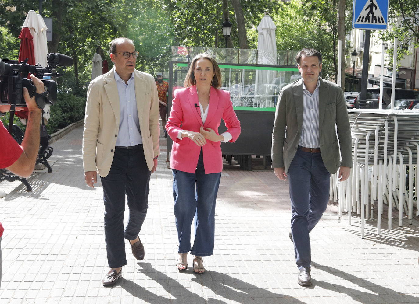 El alcalde Rafael Mateos, paseando con Cuca Gamarra, por la avenida de la Virgen de la Montaña el pasado mes de abril.