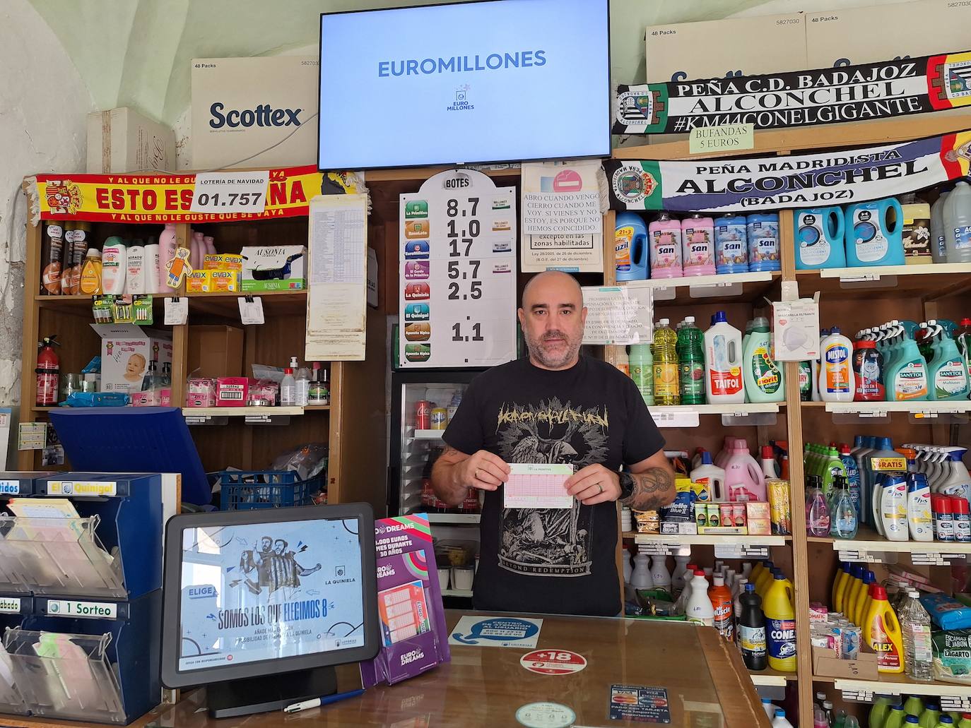 Alfredo Barahona, esta mañana, en el Comercio Marciala, que regenta en la calle Corredera.