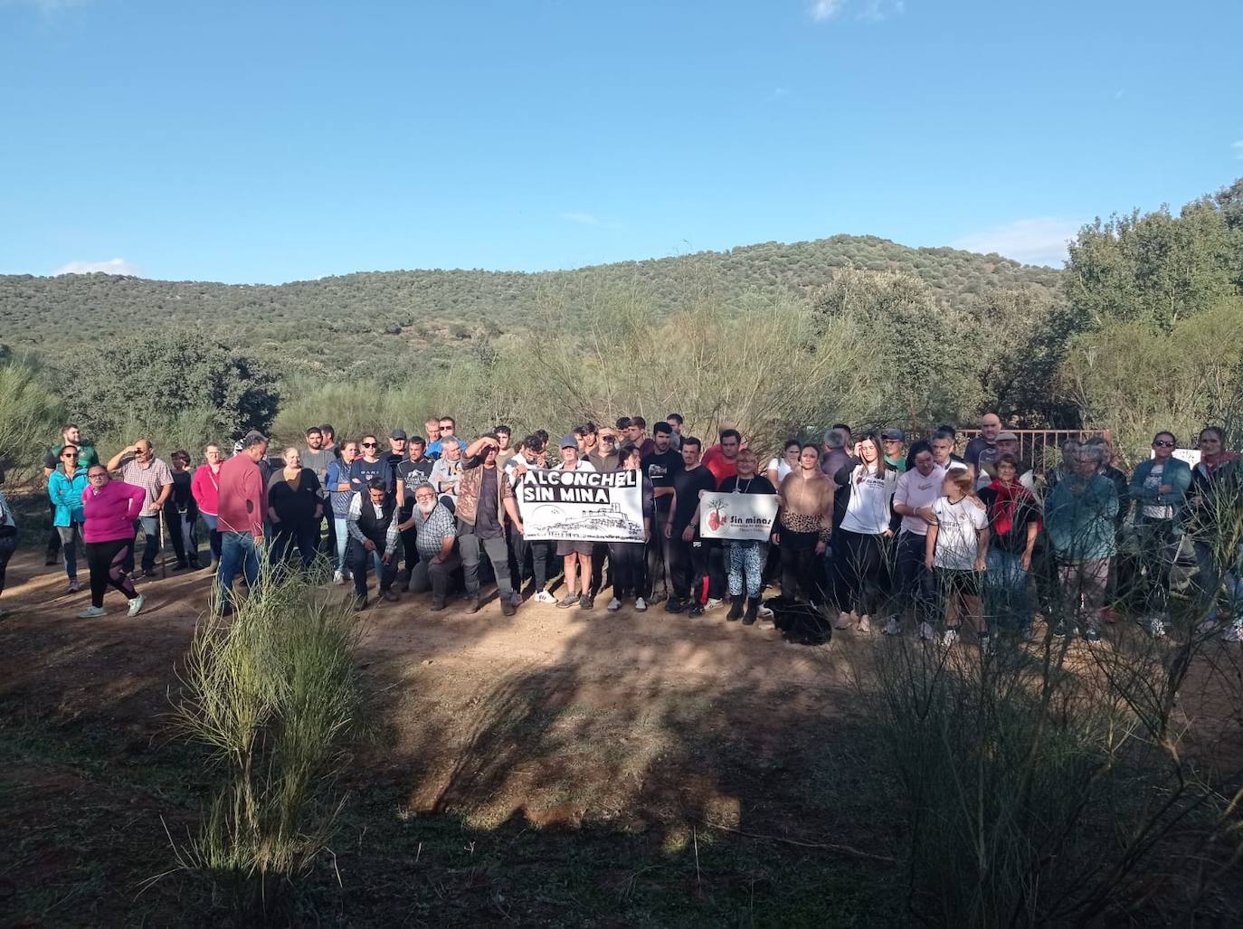Asistentes a la concentración ciudadana en Las Herrerías, este viernes.