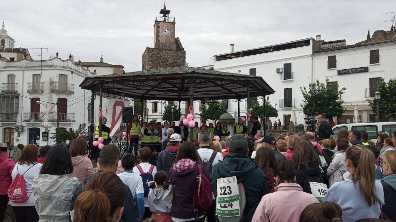 Unas 400 personas participan en la V Marcha Rosa de Alburquerque