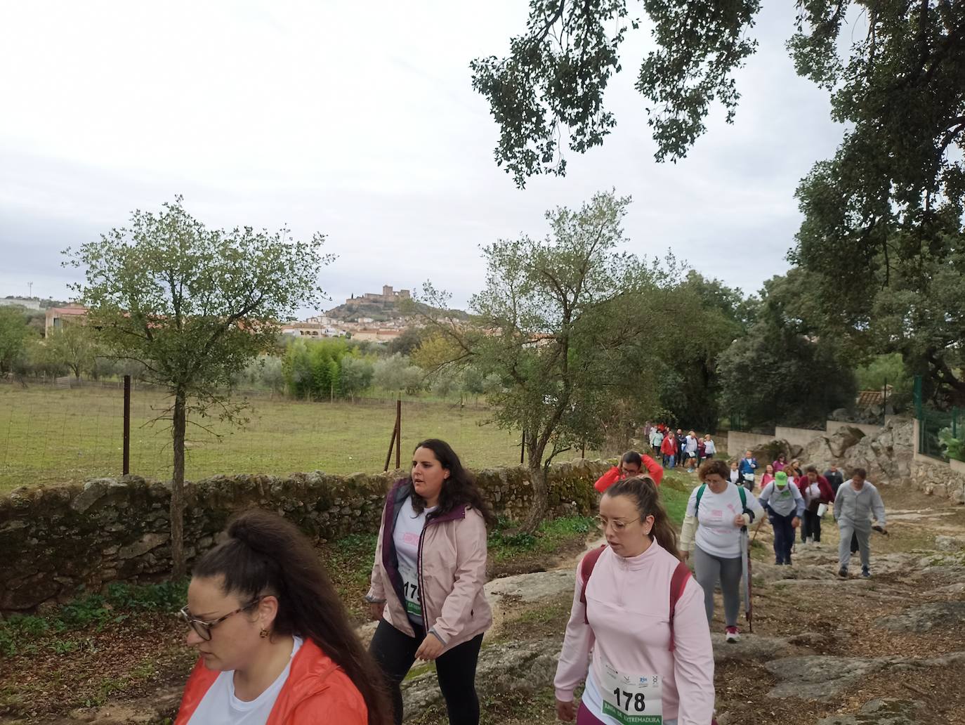 Unas 400 personas participan en la V Marcha Rosa de Alburquerque