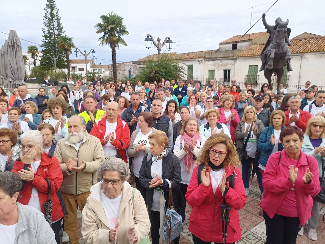 Unas 400 personas participan en la V Marcha Rosa de Alburquerque