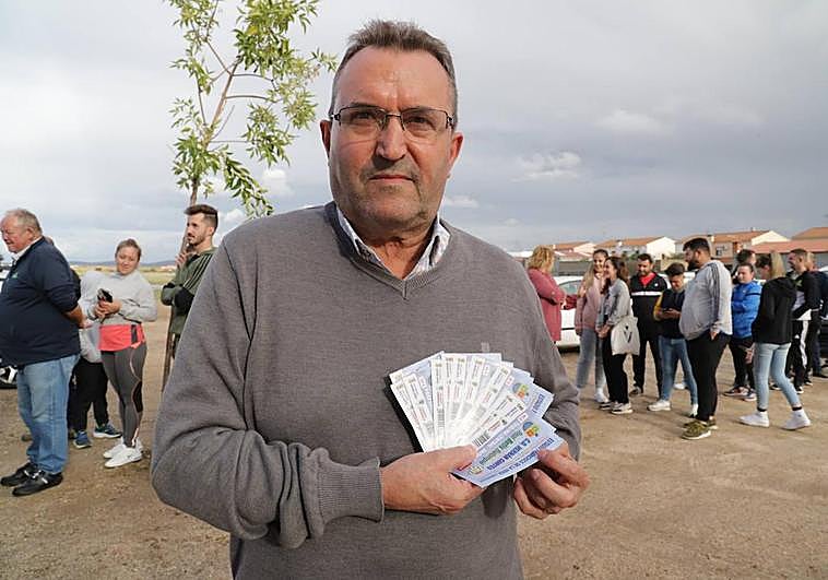 Ricardo fue el primero en comprar entradas para el partido.