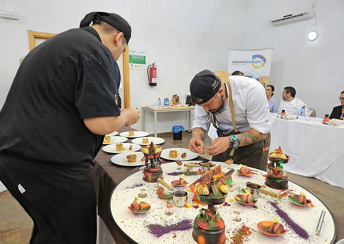 Imagen secundaria 1 - El orden de presentación de platos ha sido Lorenzo Pino en primer lugar, Antonio Luis Falcón y Pablo Elcano por último.