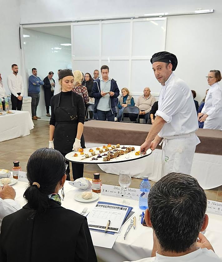 Imagen secundaria 2 - El orden de presentación de platos ha sido Lorenzo Pino en primer lugar, Antonio Luis Falcón y Pablo Elcano por último.