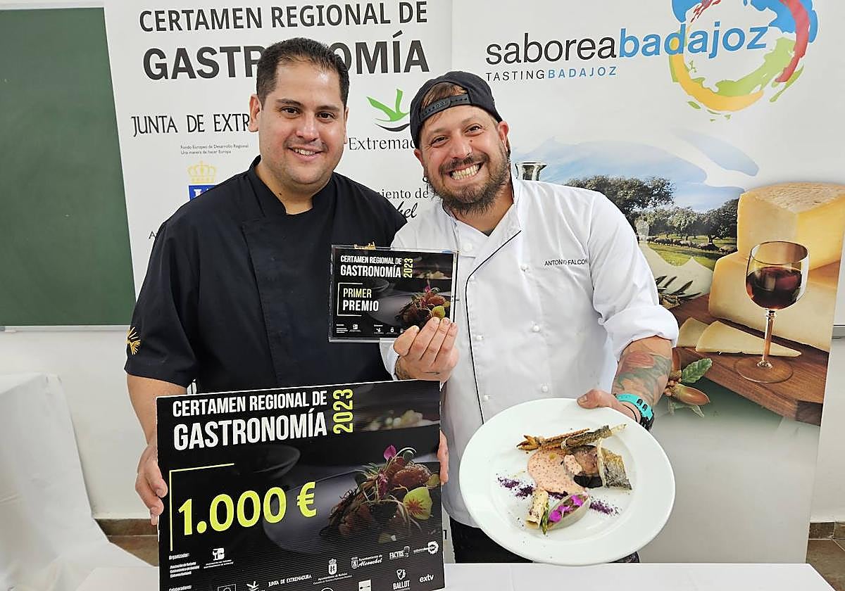 Antonio Luis Falcón (derecha) y su ayudante Ezequiel Euliarte.