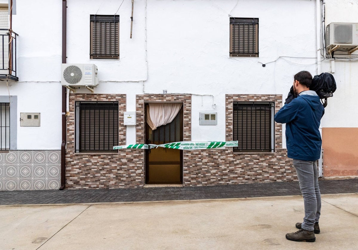 Casa en la que ocurrió el trágico suceso, precintada por la Guardia Civil.