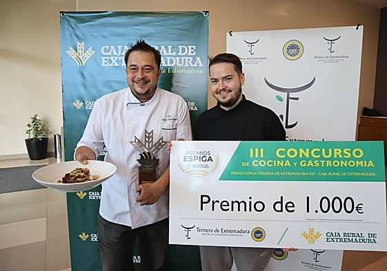 Mario Rodríguez, a la izquierda, con su plato y el trofeo y el cheque de 1.000 euros.