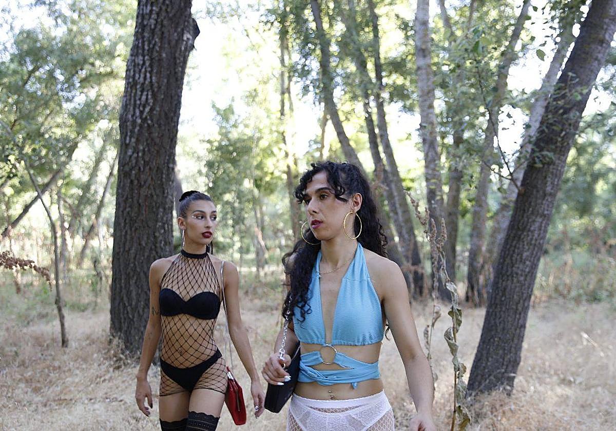 A la derecha, Sara Perogil, en una imagen promocional de la obra 'Dolores y Esperanza'.