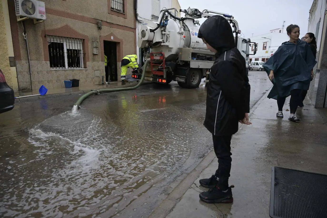 Achique de agua en una calle de Las Moreras, el pasado jueves.