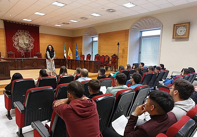 La presidenta del TSJEx, María Félix Tena, se dirige a los alumnos del IES Universidad Laboral.