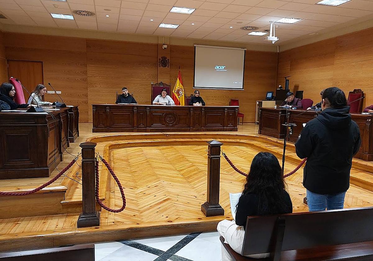 Alumnos del IES Universidad Laboral, durante la simulación de un juicio en la sede del TSJEx.