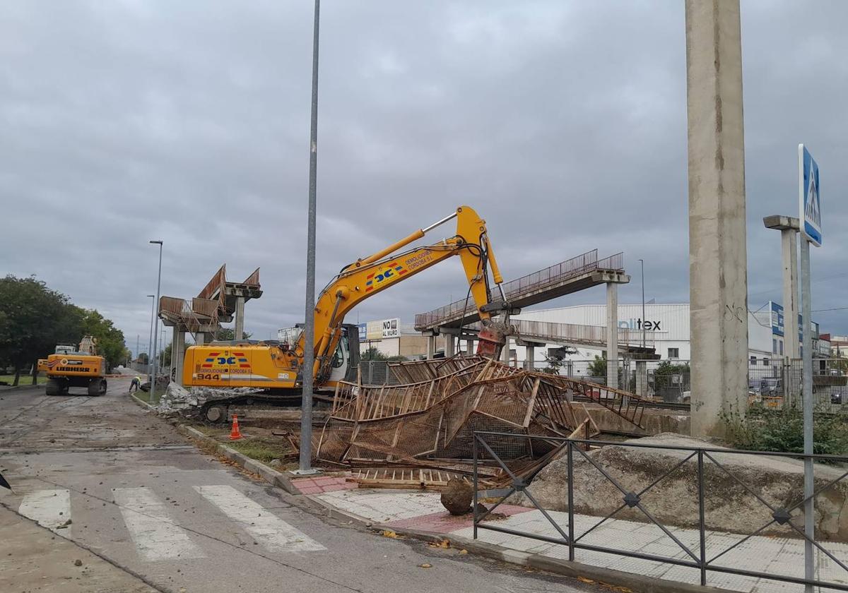 Retirada de la pasarela peatonal y demolición del paso superior en la vía a su paso por Navalmoral de la Mata.