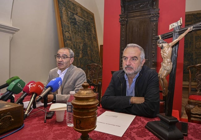 El director del Museo de la Catedral, Juan Román, y el ecónomo del Arzobispado, Julián Peña.