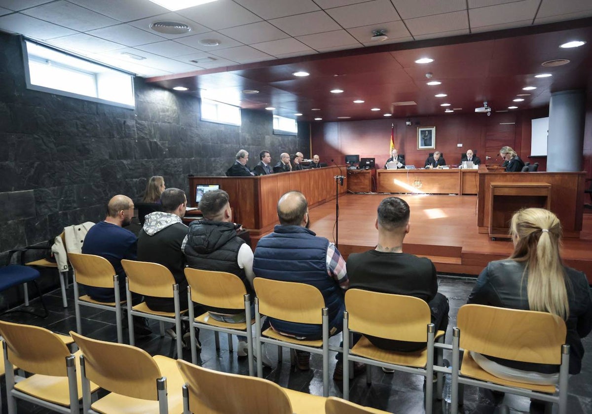 Los seis acusados de vender cocaína con atropina en la Audiencia Provincial de Cáceres, dos de ellos fueron absueltos