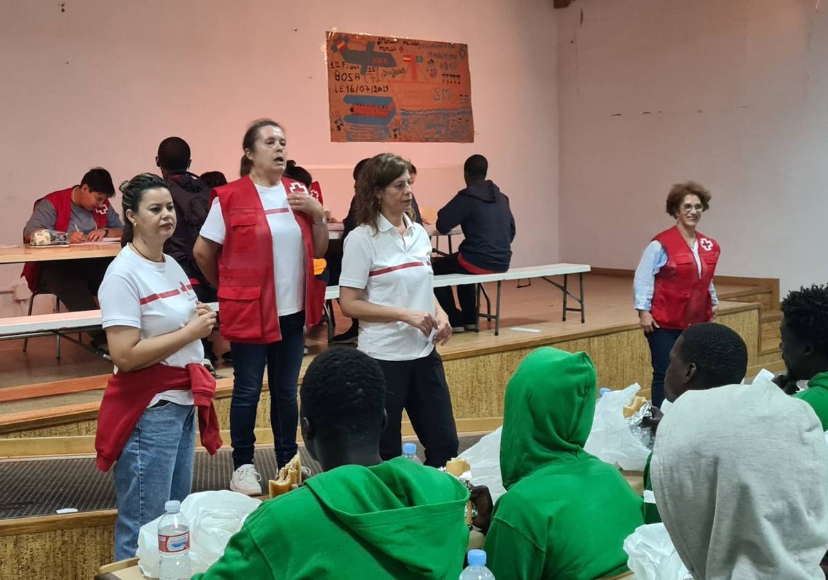 Migrantes atendidos por Cruz Roja en el centro de acogida de Mérida.