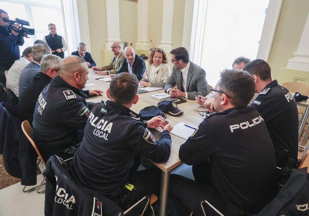 Asistentes a la mesa de trabajo de La Madrila, celebrada en el salón de plenos del Ayuntamiento de Cáceres.