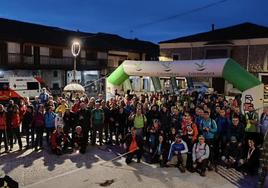 Parte de los asistentes en la plaza de Cuacos de Yuste.