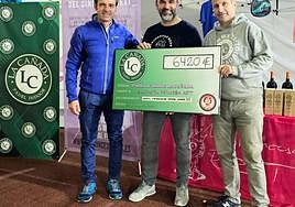 Chapu Moreno y Juan Parejo hacen entrega a Francisco Santiago.