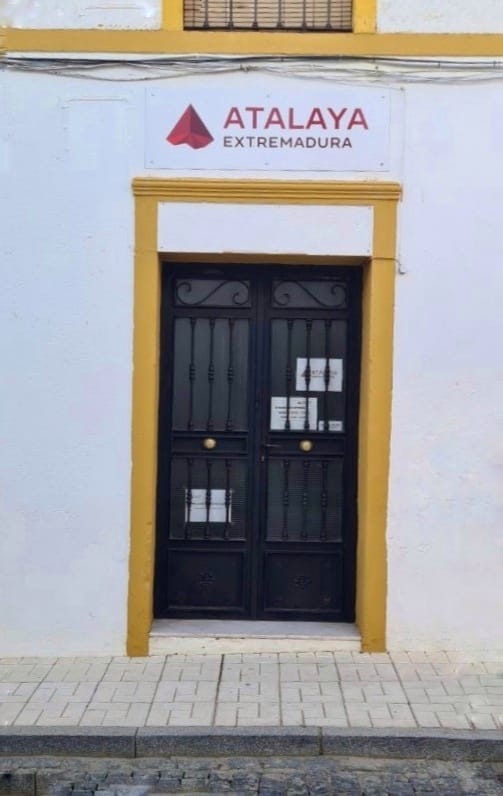 Puerta de la oficina que Atalaya tiene en la calle Corredera de Alconchel.