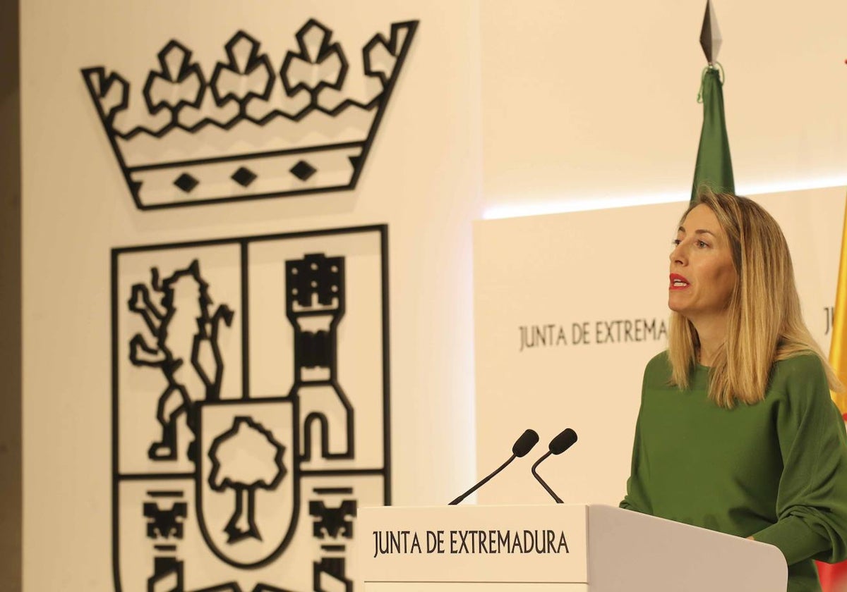 La presidenta de la Junta, María Guardiola, en su comparecencia para hacer balance de sus primeros cien días de gobierno.