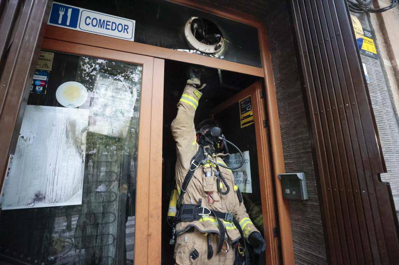 El incendio en el restaurante La Marina de Cáceres, en imágenes