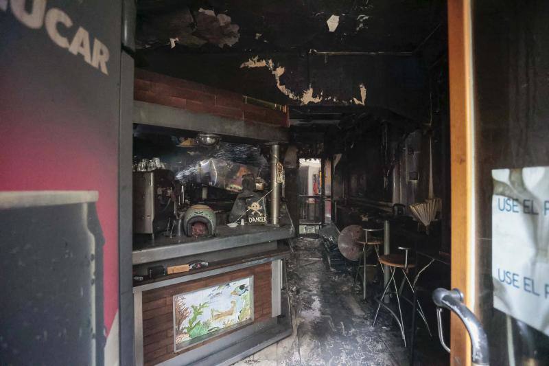 El incendio en el restaurante La Marina de Cáceres, en imágenes