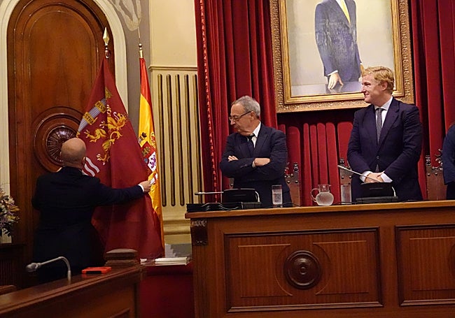 Momento de la colocación de la bandera en el salón de plenos del Ayuntamiento de Badajoz.