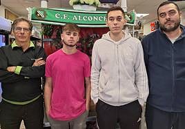 Dos de los jugadores agredidos, Samuel Pinilla y Roberto Marín, flanqueados por el presidente y el entrenador el C.F. Alconchel.