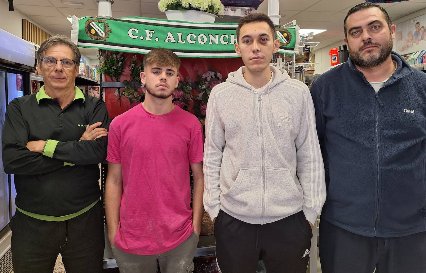 Dos de los jugadores agredidos, Samuel Pinilla y Roberto Marín, flanqueados por el presidente y el entrenador el C.F. Alconchel.