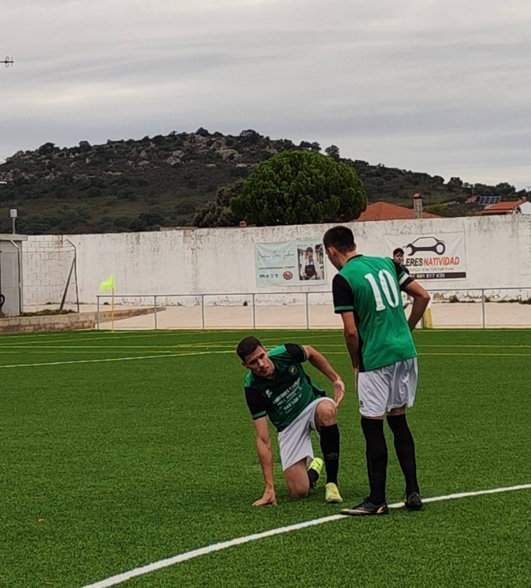 Imagen secundaria 2 - Algunos momentos del partido disputado el pasado domingo entre el C.F. Alconchel y la A.D. Obandina, en Puebla de Obando.