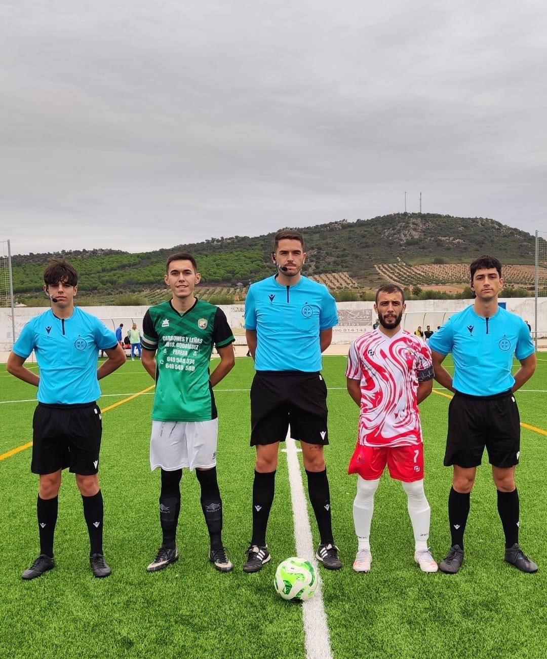 Equipo arbitral junto a los capitanes del Alconchel y el Obandina, antes de iniciarse el partido.