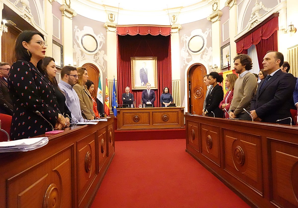 Los concejales guardan un minuto de silencio en recuerdo de la periodista Miriam F. Rua, fallecida con 42 años el 11 de octubre.