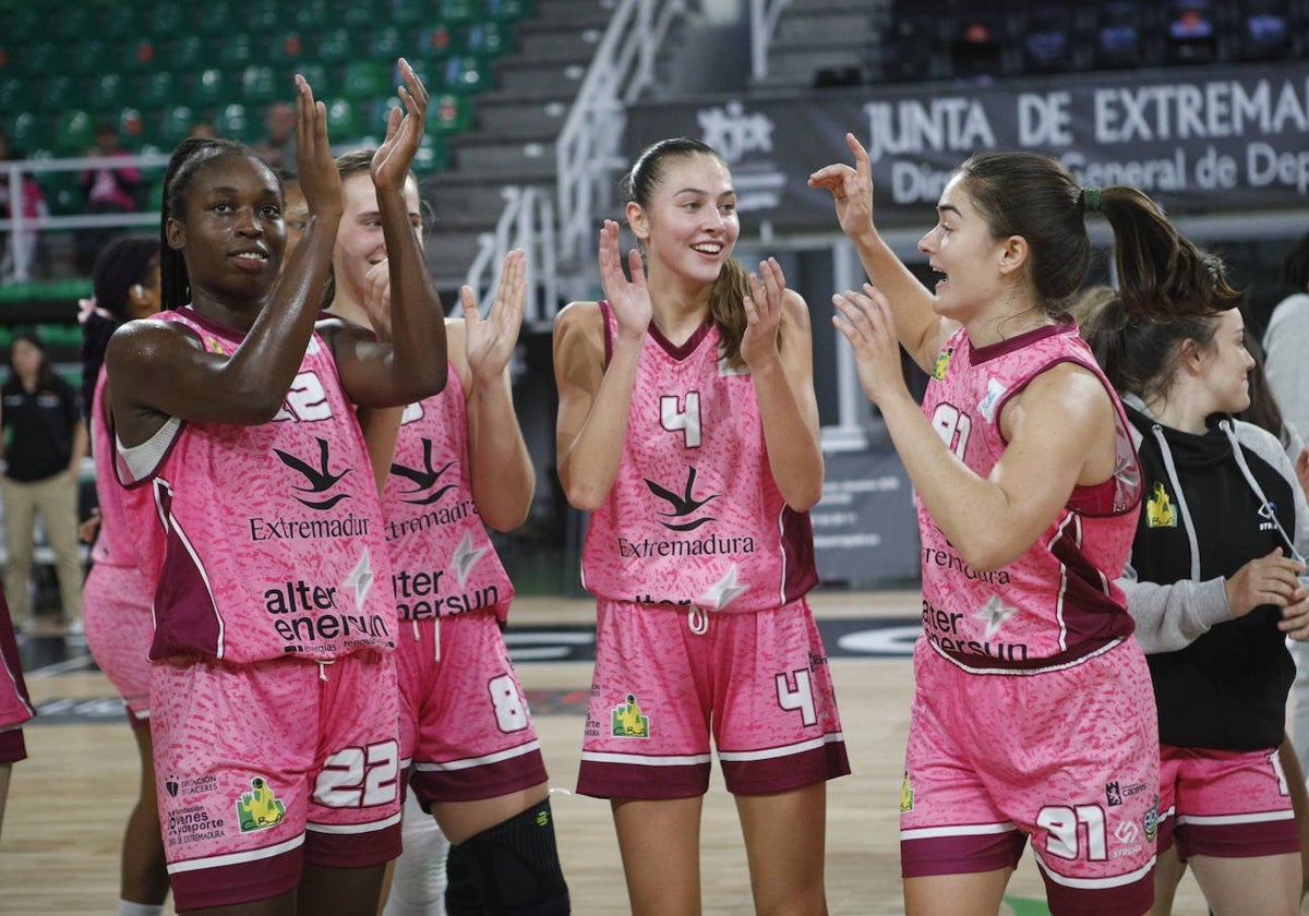 Las jugadoras del Al-Qázeres celebran el último triunfo.