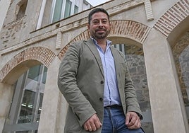 José Antonio Casablanca delante de la sede de Ferias y Fiestas.